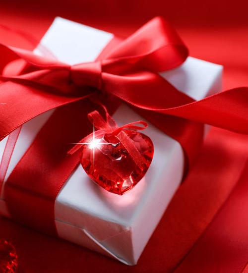 情人节背景图片-红色木板上的情人节礼物和情人节装饰品素材-高清图片